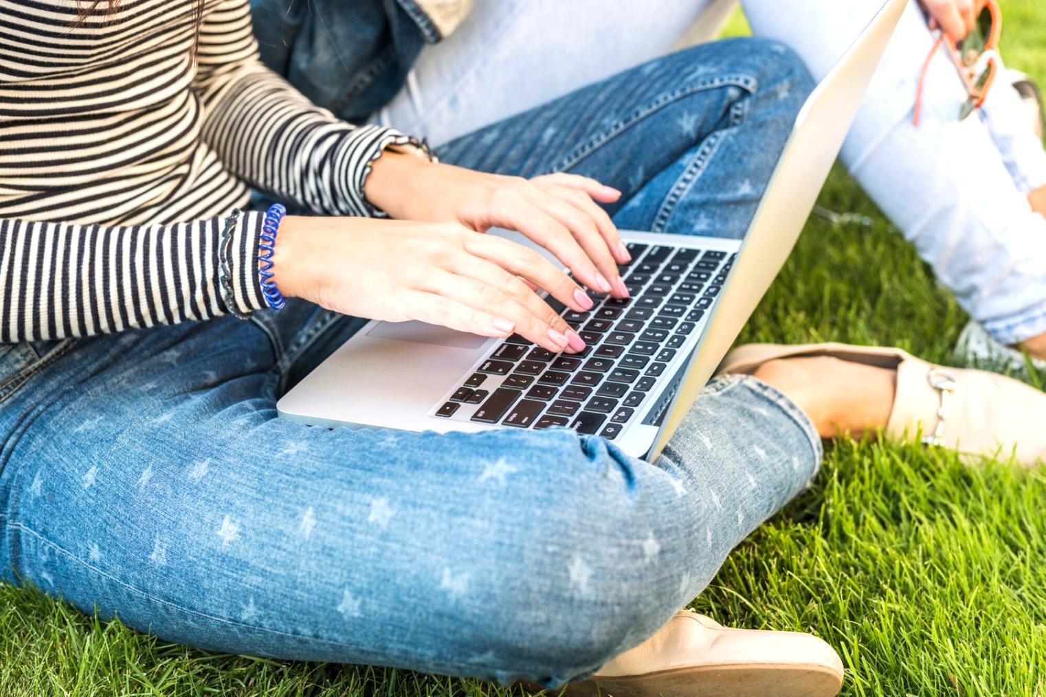 Ambiente di lavoro con postazione di montaggio video professionale